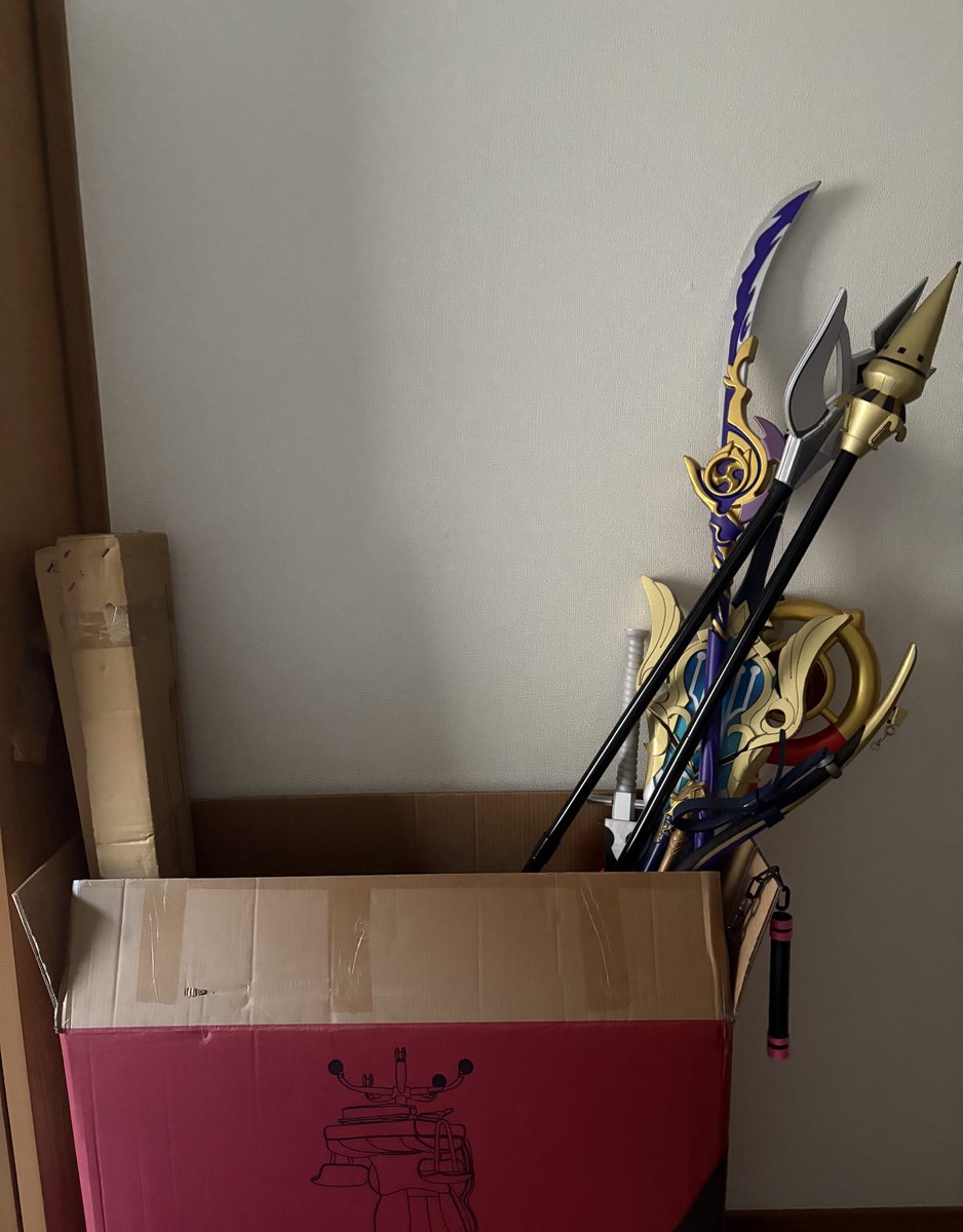 amouhimari's tweet image. 椅子の空き箱が武器入れに最適だった