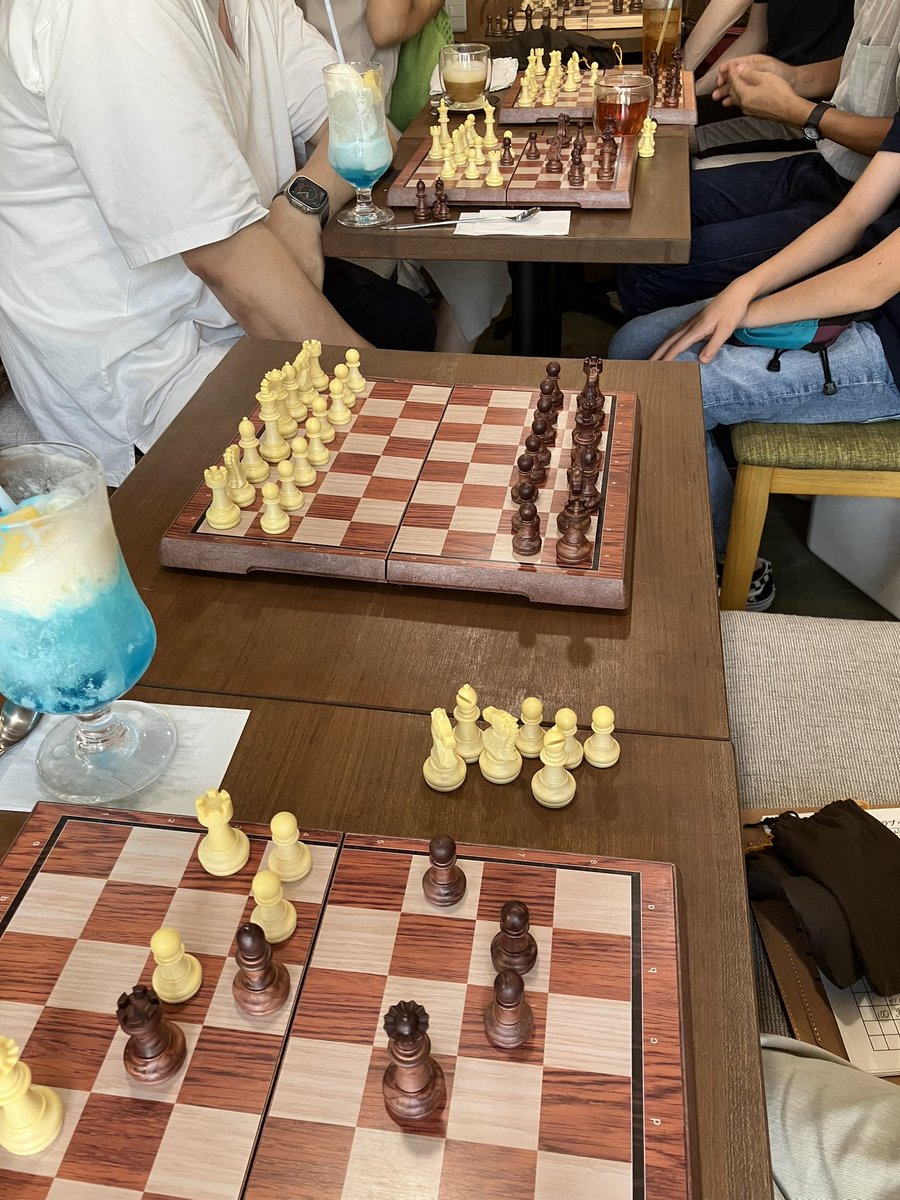 HannoChess's tweet image. 本日の飯能チェスクラブは、初めての方2名を含めて、わいわいと楽しい時間を過ごしました♪
皆さんのチェス愛は、猛暑にも負けないものでした!
はるばるドイツから一時帰国中の中学生、めちゃ強かった😳
指導対局頂いたベテランの方、チェス初めての方、常連の皆様、ありがとうございました🙇