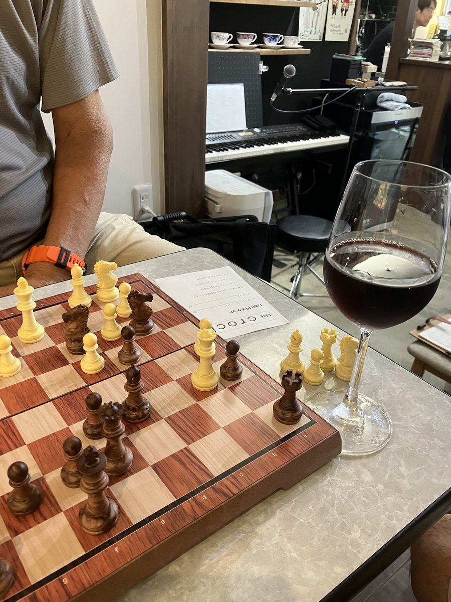 HannoChess's tweet image. 本日の飯能チェスクラブは、初めての方2名を含めて、わいわいと楽しい時間を過ごしました♪
皆さんのチェス愛は、猛暑にも負けないものでした!
はるばるドイツから一時帰国中の中学生、めちゃ強かった😳
指導対局頂いたベテランの方、チェス初めての方、常連の皆様、ありがとうございました🙇