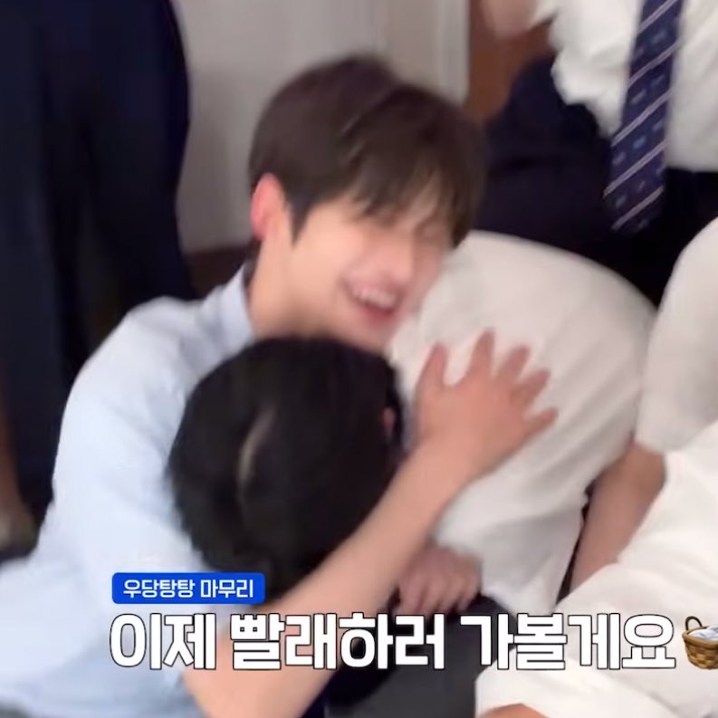 bluemingtws's tweet image. 둘이맨날싸우는데맨날안고잇음
ㄴㅁ행복해보인다지훈아…