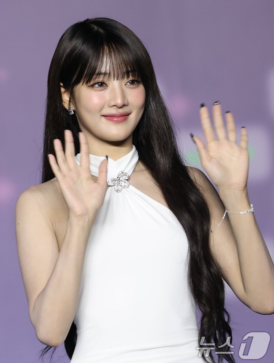 MINNY_NOTE's tweet image. [📷] 240727 #MINNIE at the &apos;2025 SBS Gayo Daejeon: Summer&apos; blue carpet!

🔗 naver.me/Gj7Ru7G0
🔗 naver.me/xslw5lkC
🔗 naver.me/F16IT5iA
🔗 topstarnews.net/news/articleVi…

#민니 #idle #아이들 @official_i_dle (6)