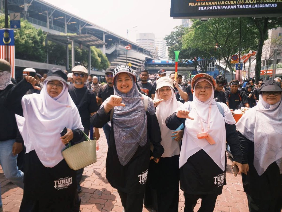 mohd_escobar's tweet image. SEMENTARA itu sekitar pemandangan semasa kehadiran kaum wanita bagi Himpunan Turun Anwar 2025 di Kuala Lumpur