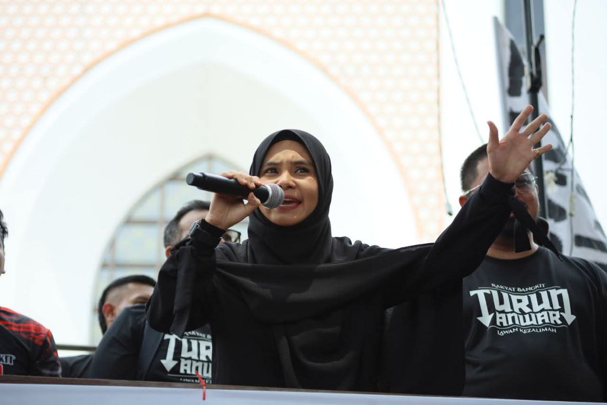 mohd_escobar's tweet image. SEMENTARA itu sekitar pemandangan semasa kehadiran kaum wanita bagi Himpunan Turun Anwar 2025 di Kuala Lumpur