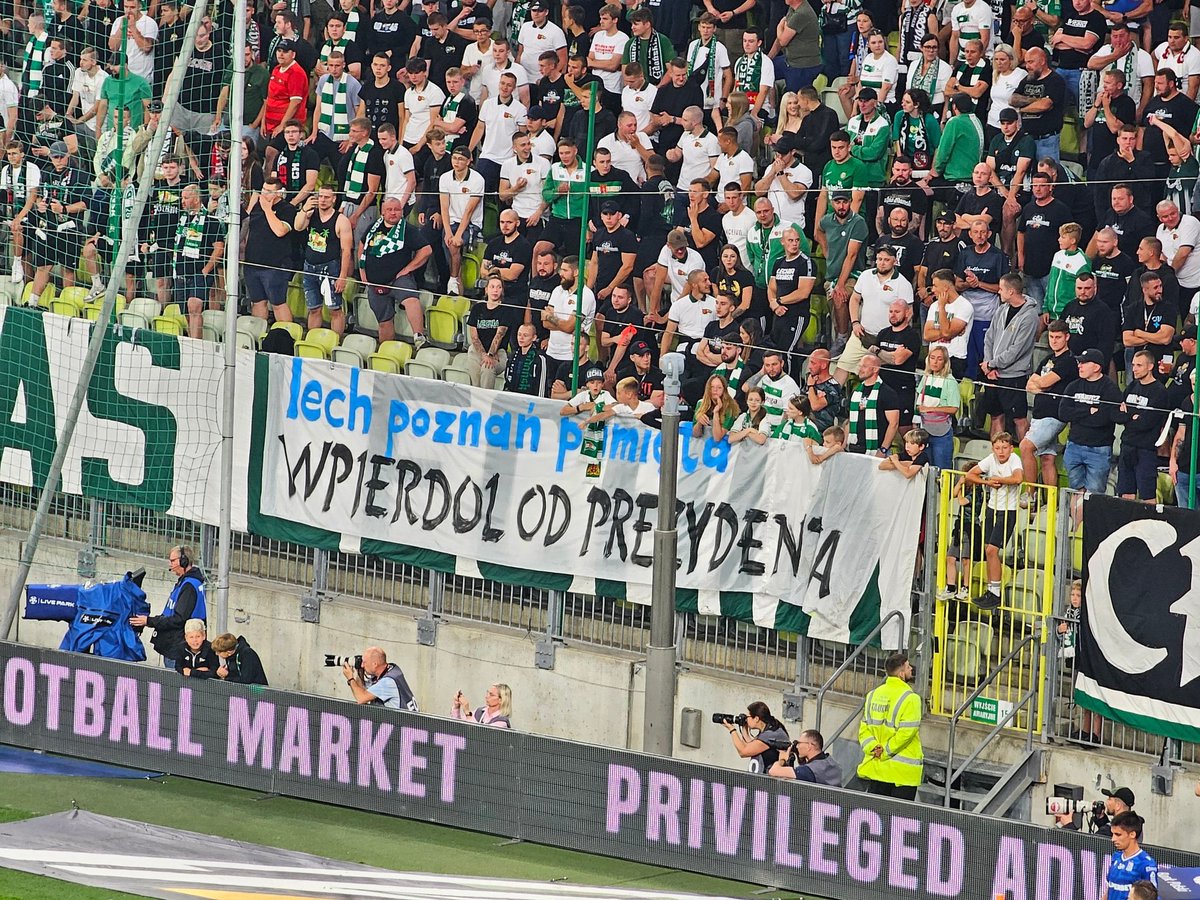 hooliganscz1999's tweet image. 26.07.2025🇵🇱Lechia Gdańsk - Lech Poznań, at the match, a banner appeared in the Lechia stands reading "Lech Poznań remembers the beating… from the president." This is a reference to a 2009 on fight Lechia Gdańsk vs. Lech Poznań 70x70, win Lechia. One of those fighting was…