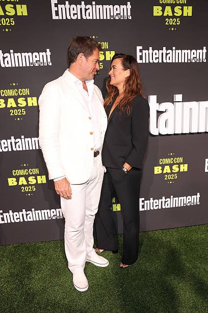 the hand-holding, the way they look at each other, the black and white… 🥹😭 mote never stops slaying!!!!!!

#NCISTonyAndZiva