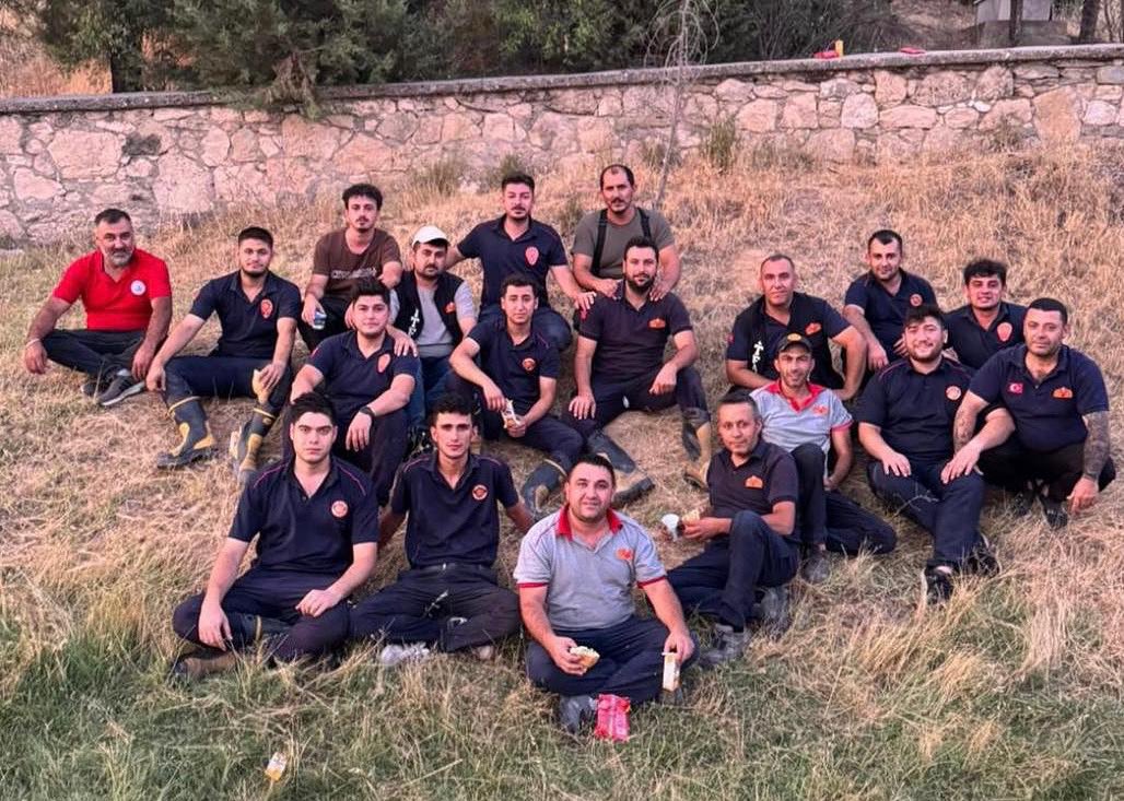 usakbld's tweet image. 📌 Sizlere Minnettarız…🚒🧑‍🚒

48 saat boyunca canla başla görev yapan kahraman İtfaiye personelimize minnettarız.

Gösterdiğiniz emek, cesaret ve insanüstü gayret asla unutulmayacak.