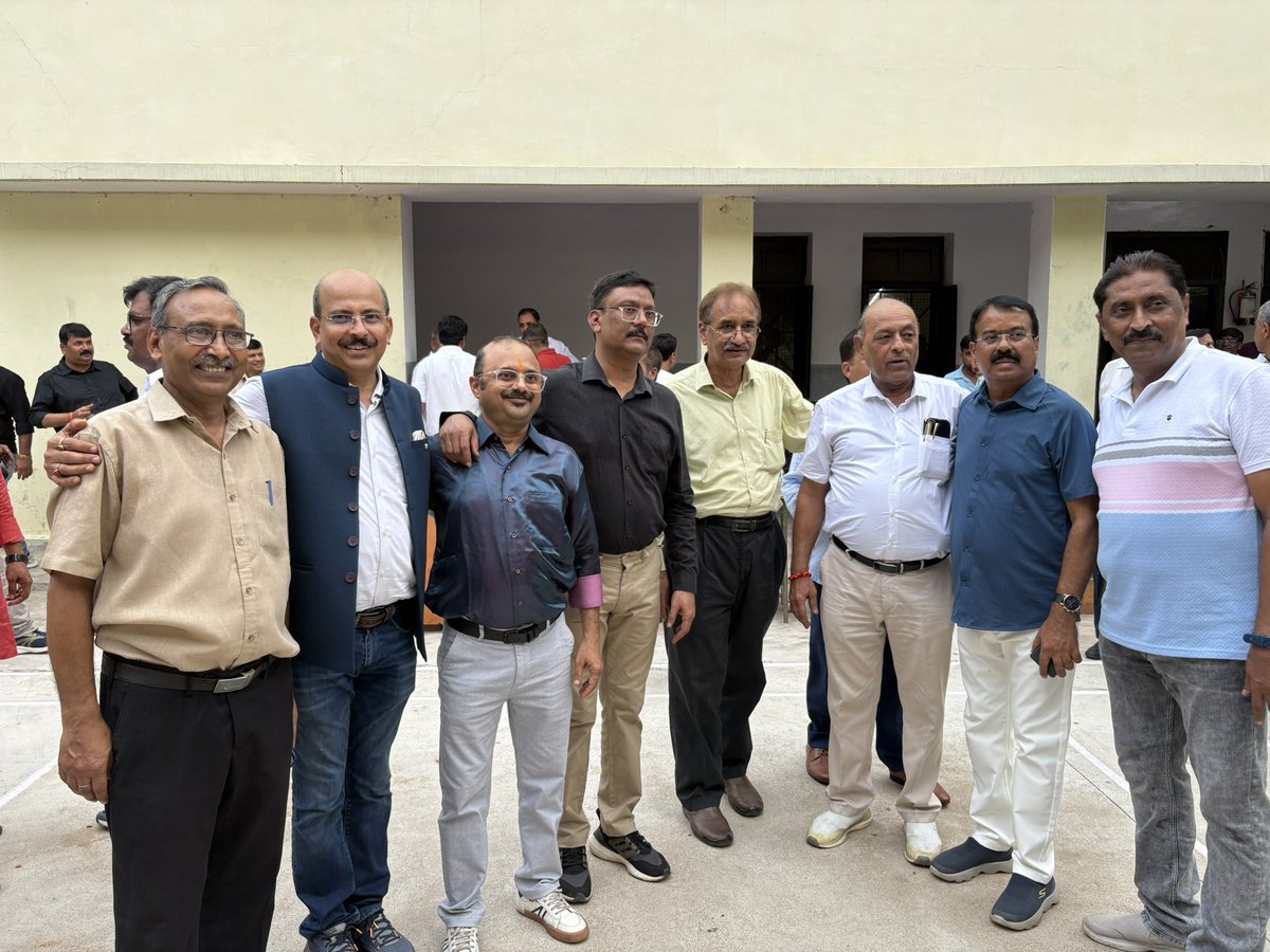 gyanu999's tweet image. *हमारा हॉस्टल-हमारे हिस्से का संघर्ष-हमारे हिस्से की सीख-हमारे हिस्से का भाव*
 
….अपने जिले-कस्बे-गांव से निकलकर किसी महानगर पहुंचना हमारे दौर की सबसे विस्मयकारी घटना हुआ करती थी। चाहें लखनऊ विश्वविद्यालय हो या इलाहाबाद या फिर अन्य उच्च शैक्षणिक संस्थान, यहां प्रवेश मिलना…