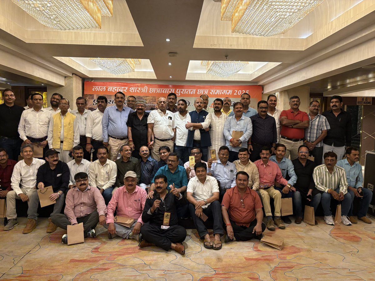 gyanu999's tweet image. *हमारा हॉस्टल-हमारे हिस्से का संघर्ष-हमारे हिस्से की सीख-हमारे हिस्से का भाव*
 
….अपने जिले-कस्बे-गांव से निकलकर किसी महानगर पहुंचना हमारे दौर की सबसे विस्मयकारी घटना हुआ करती थी। चाहें लखनऊ विश्वविद्यालय हो या इलाहाबाद या फिर अन्य उच्च शैक्षणिक संस्थान, यहां प्रवेश मिलना…