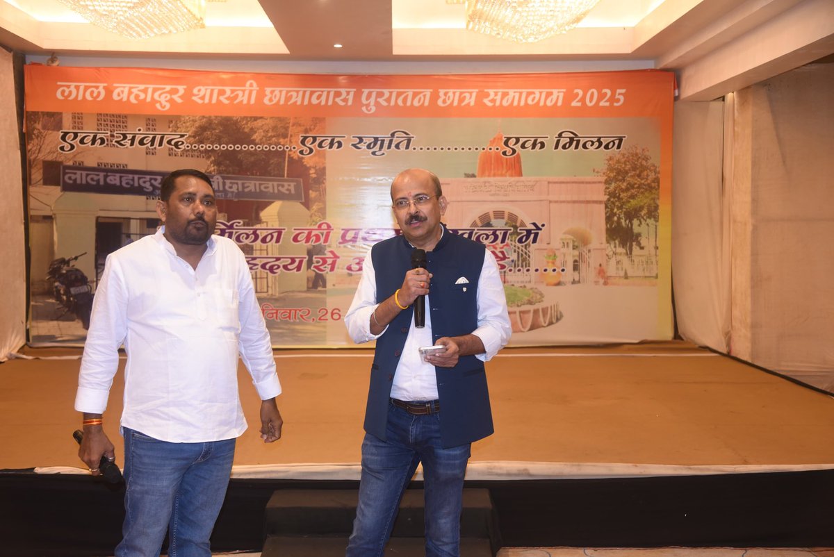 gyanu999's tweet image. *हमारा हॉस्टल-हमारे हिस्से का संघर्ष-हमारे हिस्से की सीख-हमारे हिस्से का भाव*
 
….अपने जिले-कस्बे-गांव से निकलकर किसी महानगर पहुंचना हमारे दौर की सबसे विस्मयकारी घटना हुआ करती थी। चाहें लखनऊ विश्वविद्यालय हो या इलाहाबाद या फिर अन्य उच्च शैक्षणिक संस्थान, यहां प्रवेश मिलना…