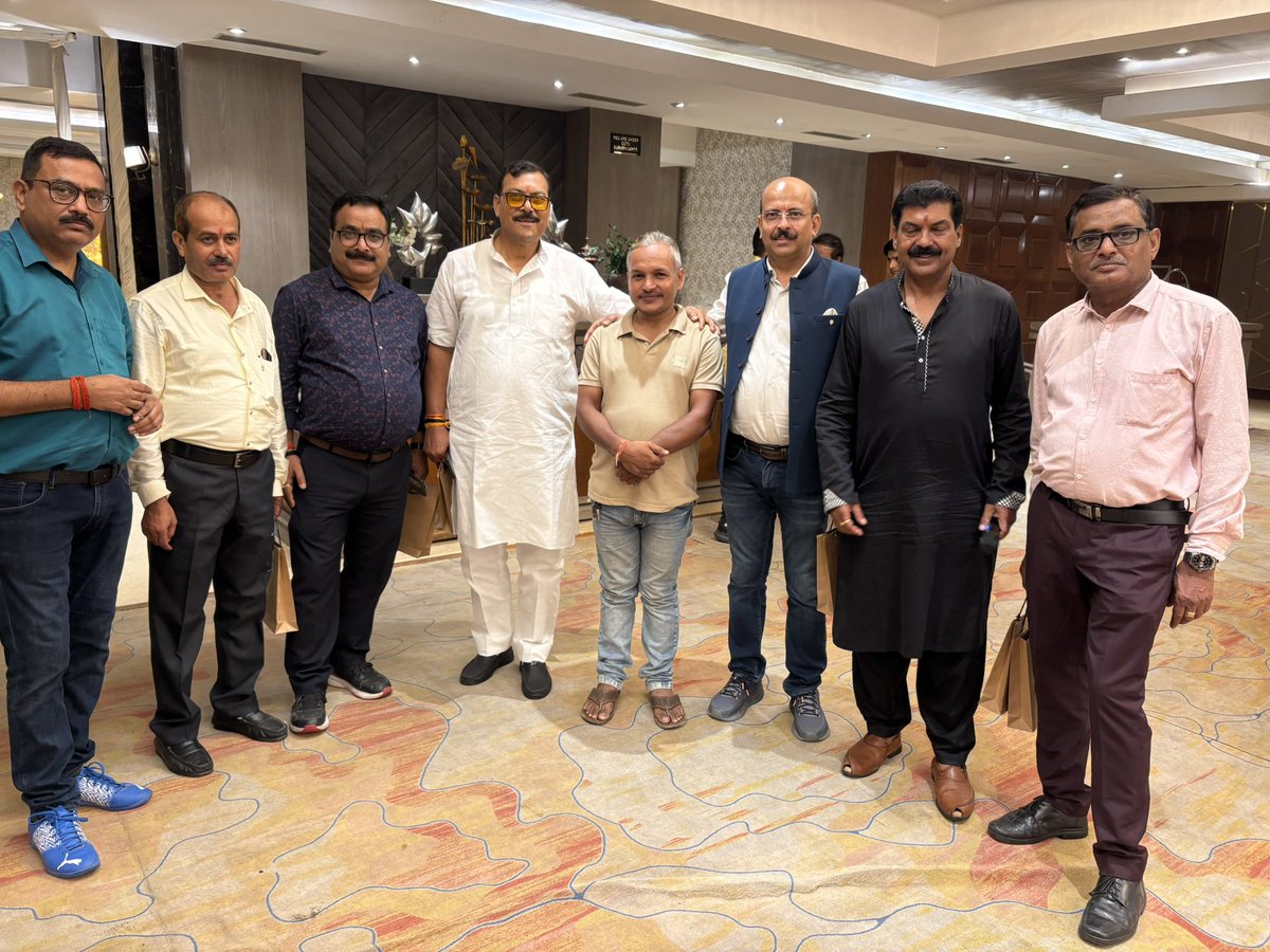 gyanu999's tweet image. *हमारा हॉस्टल-हमारे हिस्से का संघर्ष-हमारे हिस्से की सीख-हमारे हिस्से का भाव*
 
….अपने जिले-कस्बे-गांव से निकलकर किसी महानगर पहुंचना हमारे दौर की सबसे विस्मयकारी घटना हुआ करती थी। चाहें लखनऊ विश्वविद्यालय हो या इलाहाबाद या फिर अन्य उच्च शैक्षणिक संस्थान, यहां प्रवेश मिलना…