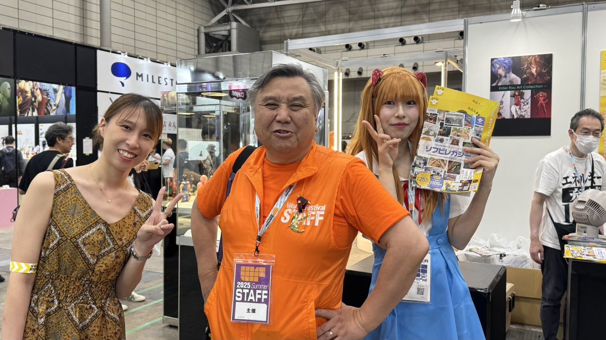 harup_ac's tweet image. 主役の宮脇センム(@sennmusann )と、ななちゃん!( @nana_tsubk )
映ってないけどセンムさんの今日のバッグはエヴァ初号機デザインでした笑笑
そしてななちゃんは今日もかわいい😍
2枚目は。。。昔、カメラマンとてんちょーが作った商品らしい😮記念に📸
#ワンフェス2025夏