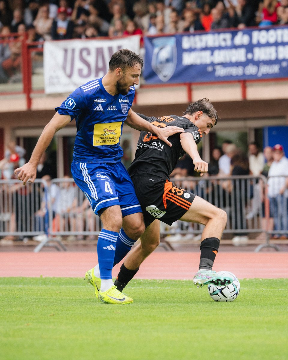 FCAnnecy's tweet photo. 🌧️Le troisième match de prépa 📸
#AllobrogesVaillants
#FCAFCVB https://t.co/5xP9AMrcdu