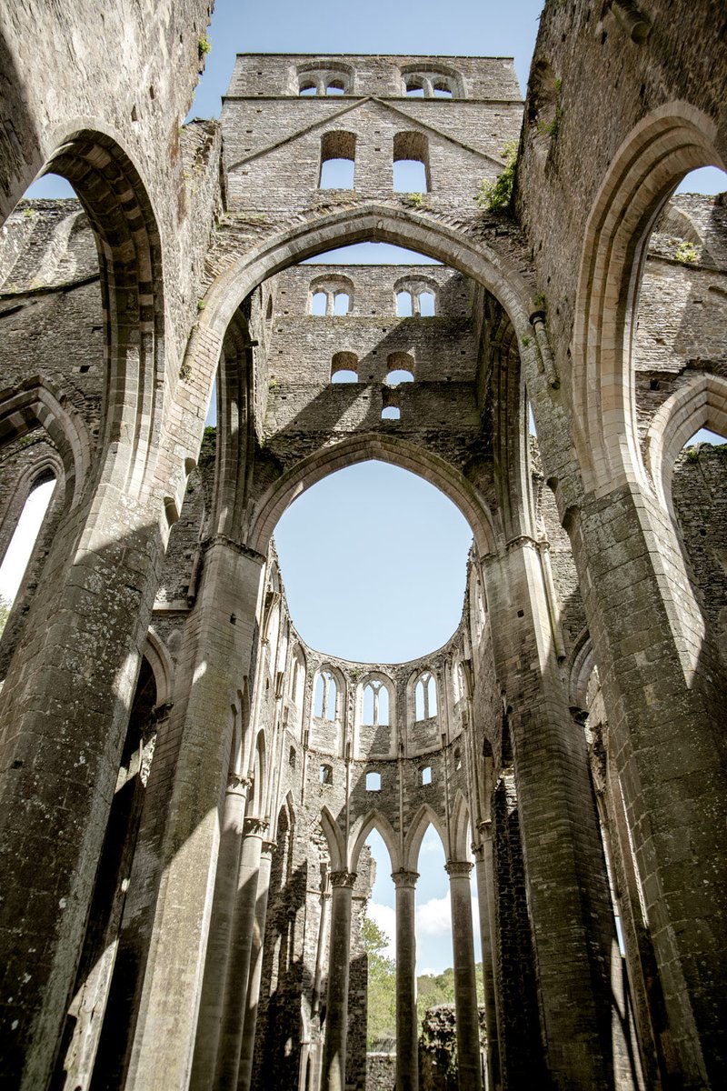 Le vandalisme est l'un des fondements de la république puis de l’empire. « Des églises abandonnées, des clochers sans cloche, des cimetières sans croix, des saints sans tête... » Chateaubriand 
Abbaye de Hambye, fondée en 1145, bien national en 1790, détruite en 1810.