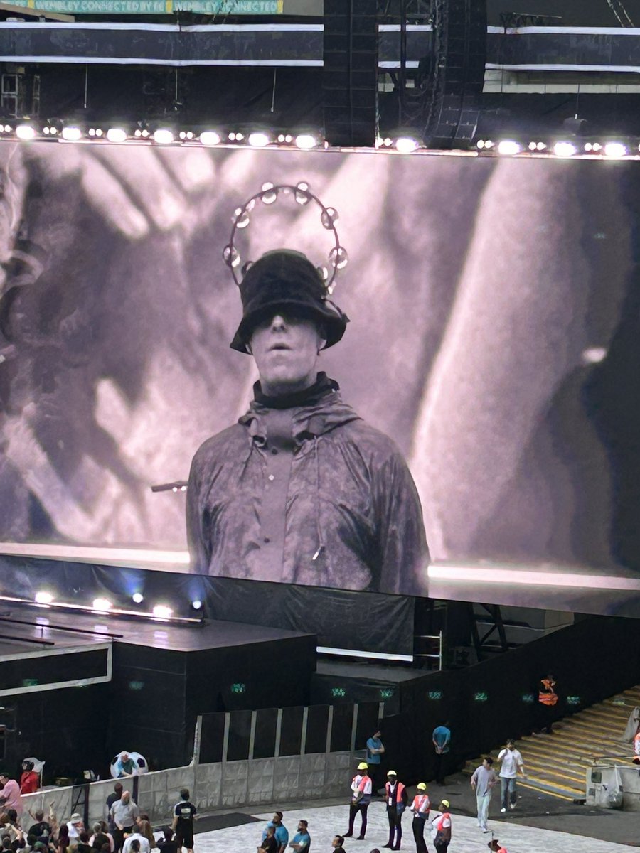 adam_cannon's tweet image. Couldn’t resist sharing a few more from last night.
Oasis live at Wembley — atmosphere off the scale.
Liam in his element, Noel sharp as ever, Ashcroft superb.
A gig we’ll be talking about for years.
📸👇
@liamgallagher @NoelGallagher @oasis @richardashcroft @wembleystadium…