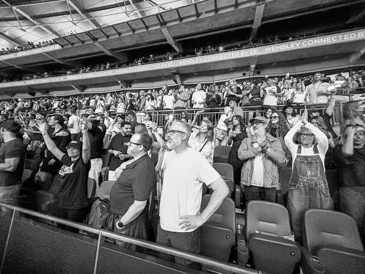 adam_cannon's tweet image. Couldn’t resist sharing a few more from last night.
Oasis live at Wembley — atmosphere off the scale.
Liam in his element, Noel sharp as ever, Ashcroft superb.
A gig we’ll be talking about for years.
📸👇
@liamgallagher @NoelGallagher @oasis @richardashcroft @wembleystadium…