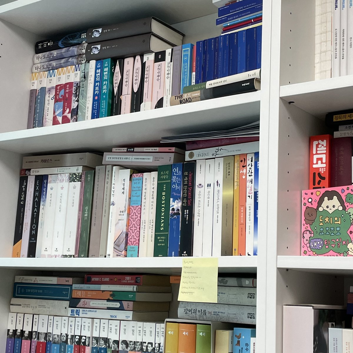 deillcom4's tweet image. 친구 집 책장 보면서 속으로 한 생각.
‘책을 눕혀두기 시작하다니 너도 이제 망했구나’