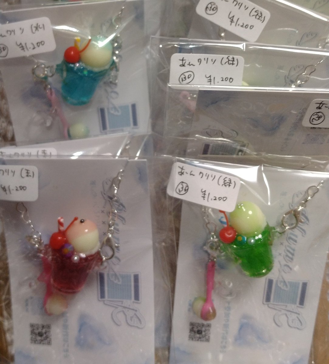 kirariya2021's tweet image. 【入荷】
plume様(@plume_nui)
いろいろなサイズ向け
・あーんできる2wayチャーム クリームソーダ 赤、水色、緑
全色揃ってます。
#Kirariya #ぬい小物 #ドール小物 #レジン #ハンドメイド #クリームソーダ