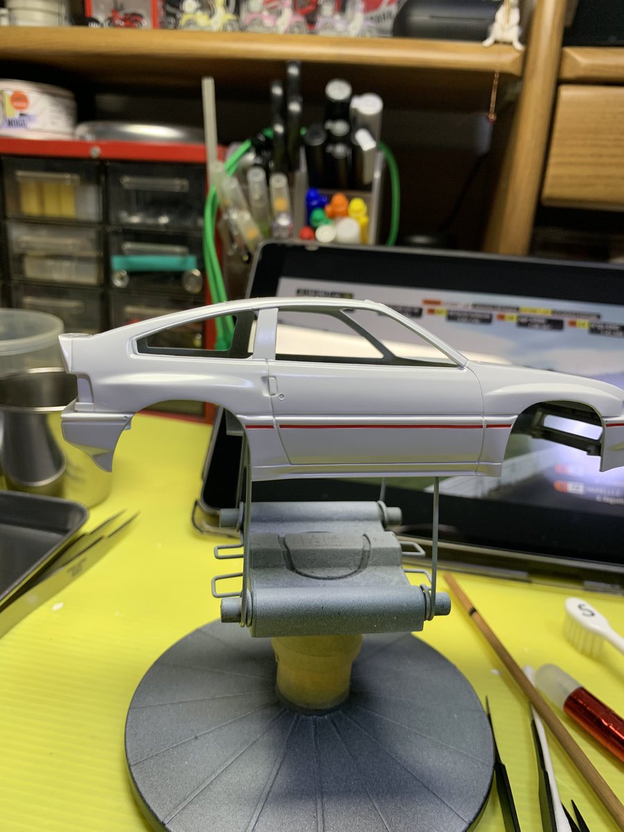 Hiro_M4A1's tweet image. タミヤ 無限CR-X PRO

デカール作業
凹モールドの中に赤のライン
意地になって貼ってますが、塗装かハセガワの赤のフィニッシュシートを細切りの方が楽よね🤣
あとリアバンパーもデカール貼るけどね😤

#プラモ
#カーモデル
#carmodel