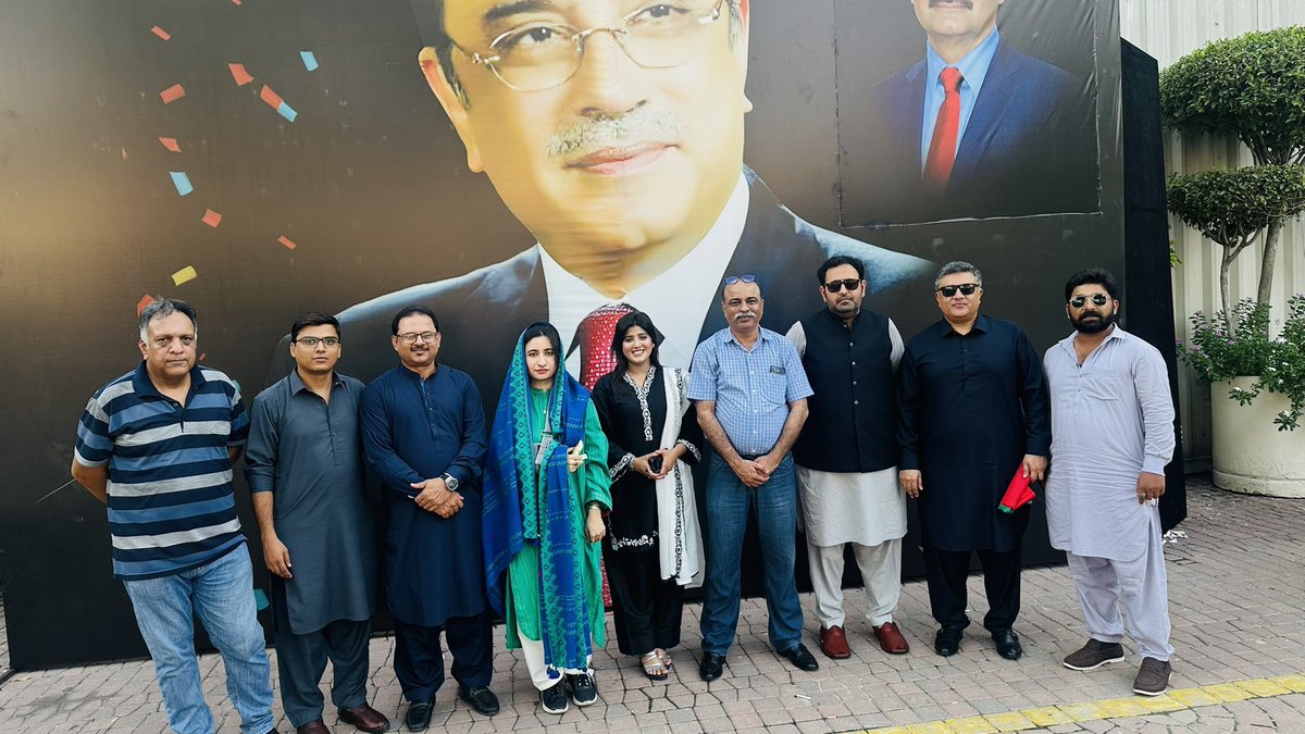 SaifullahCh786's tweet image. صدر مملکت جناب آصف علی زرداری صاحب کی لاہور فلیٹیز ہوٹل میں 70ویں سالگرہ میں شامل قابل احترام ہر دل عزیز جیالے @docrizwzanbhayo کو سرخ سلامُ