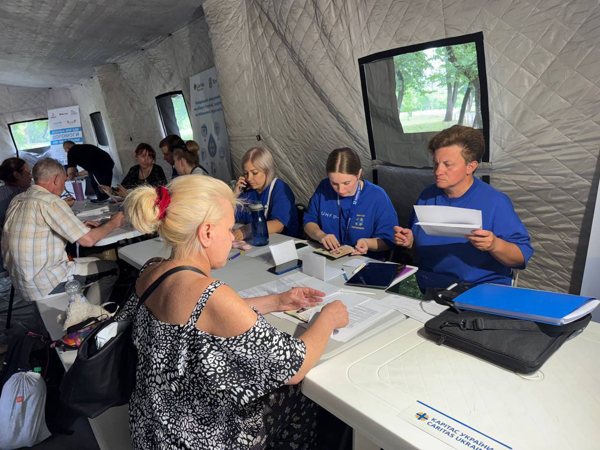OCHA_Ukraine's tweet image. Amid intense hostilities in eastern Ukraine, many families fleeing front-line areas arrive at transit centres in #Dnipro Region, seeking safety and help.
With support from the #UkraineHumanitarianFund, @caritasukraine teams are able to assist people fleeing the front lines.