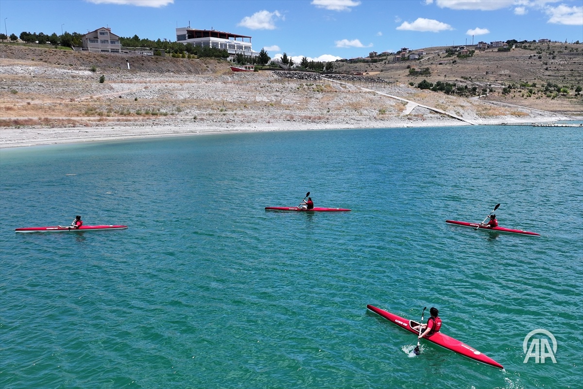🛶 Kayseri'nin ilk lisanslı kano sporcuları, Yamula Barajı'nda kürek çekiyor.

📍 Kentte geçen yıl kurulan kano takımı, Durgunsu Kano Türkiye Şampiyonası öncesinde Yamula Barajı'nda ilk sınavına hazırlanıyor.