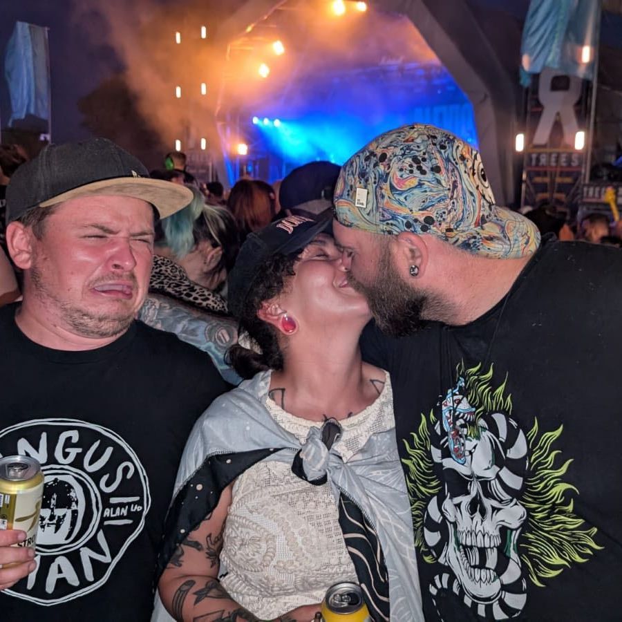 2000trees's tweet image. MASSIVE congratulations to these two lovebirds who met at 2000trees 2024 and only went and got engaged during Alexisonfire this year! 2026 honeymoon, surely?? ๐
That last pic ๐