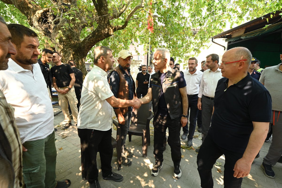 İl Başkanımız Sayın Davut Gürkan; Ulaştırma ve Altyapı Bakanımız Sayın Abdulkadir Uraloğlu, Valimiz Sayın Erol Ayyıldız, milletvekillerimiz ve belediye başkanlarımızla birlikte yangından etkilenen İğdir ve Karahıdır mahallelerimizde vatandaşlarımızla bir araya geldi.