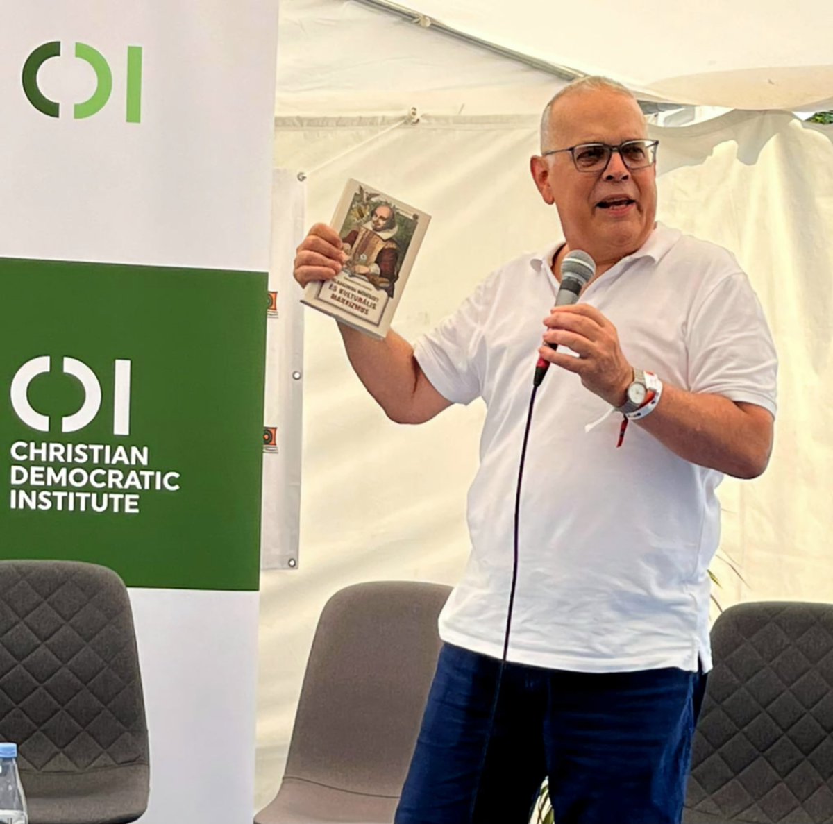PenaEsclusa's tweet image. Agradecido con cdinstitute.hu por haber organizado la presentación de mi libro "Arte clásico y marxismo cultural" en el festival de Tusványos
* * *
Grateful to for organizing the presentation of my book "Classical art and cultural Marxism" at the…