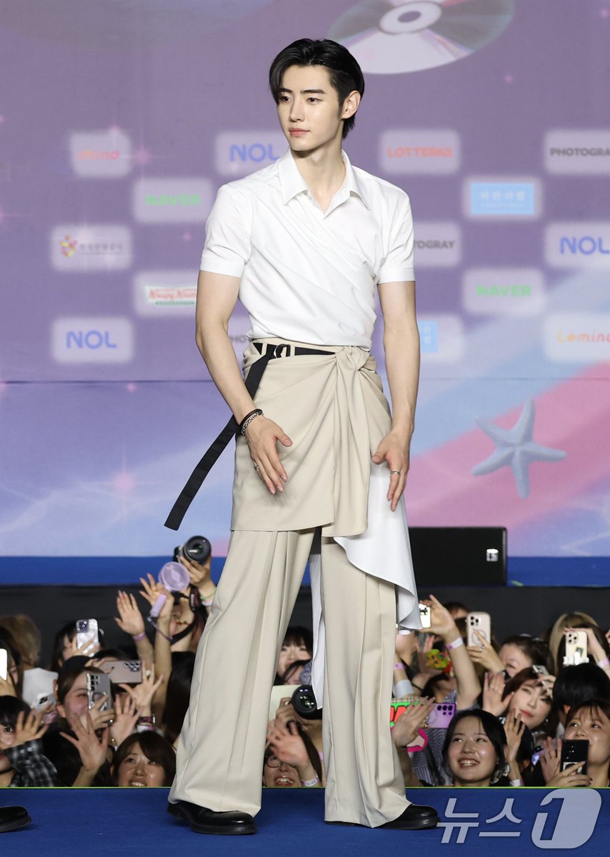 a mannequin 😭 #sunghoon