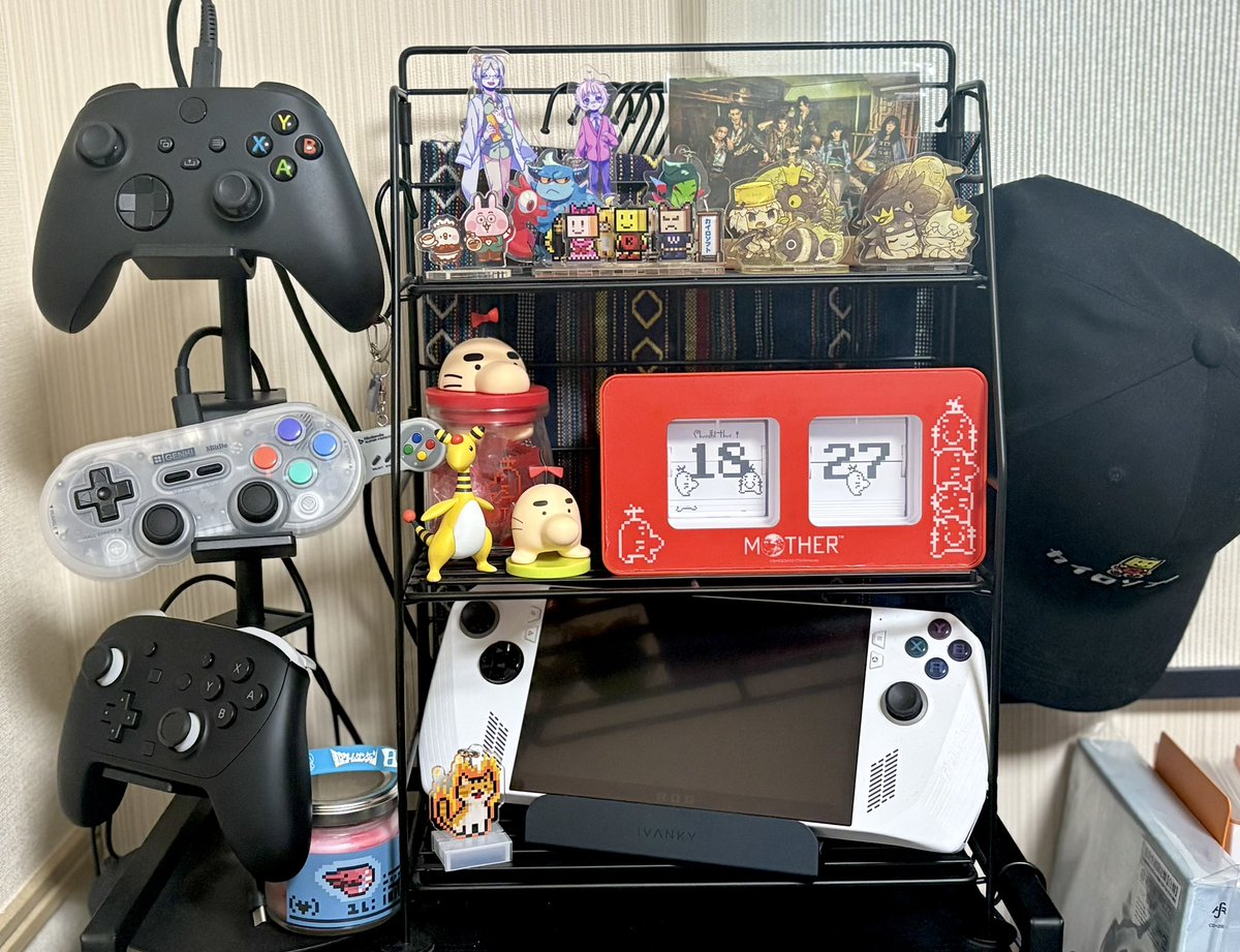 YouAyano's tweet image. デスクの片隅。
パタパタ動くアナログな時計が新鮮。