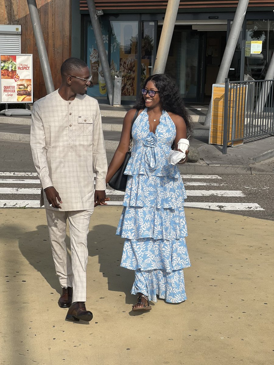 gueye_zamal's tweet image. Indécrottable aveugle, ô toi qui nies…
Il faut être un indécrottable adepte de la laideur,
Pour détourner les yeux de leur éclat, de leur splendeur.
Les femmes du Sénégal, perles nées du soleil,
Portent dans leur regard l’Afrique, vaste et vermeil.
Leur teint d’ébène, riche…