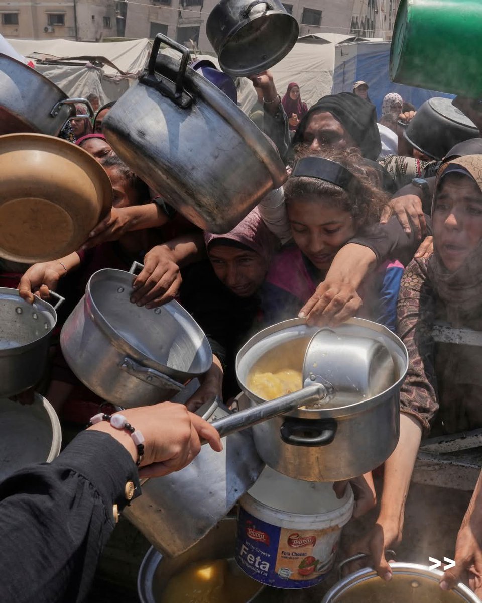 #InPhotos: Palestinians gather at a community kitchen, desperately trying to access donated food amid ongoing shortages and conflict in the northern Gaza Strip.

The humanitarian crisis continues to deepen, with thousands relying on aid for basic survival as violence and