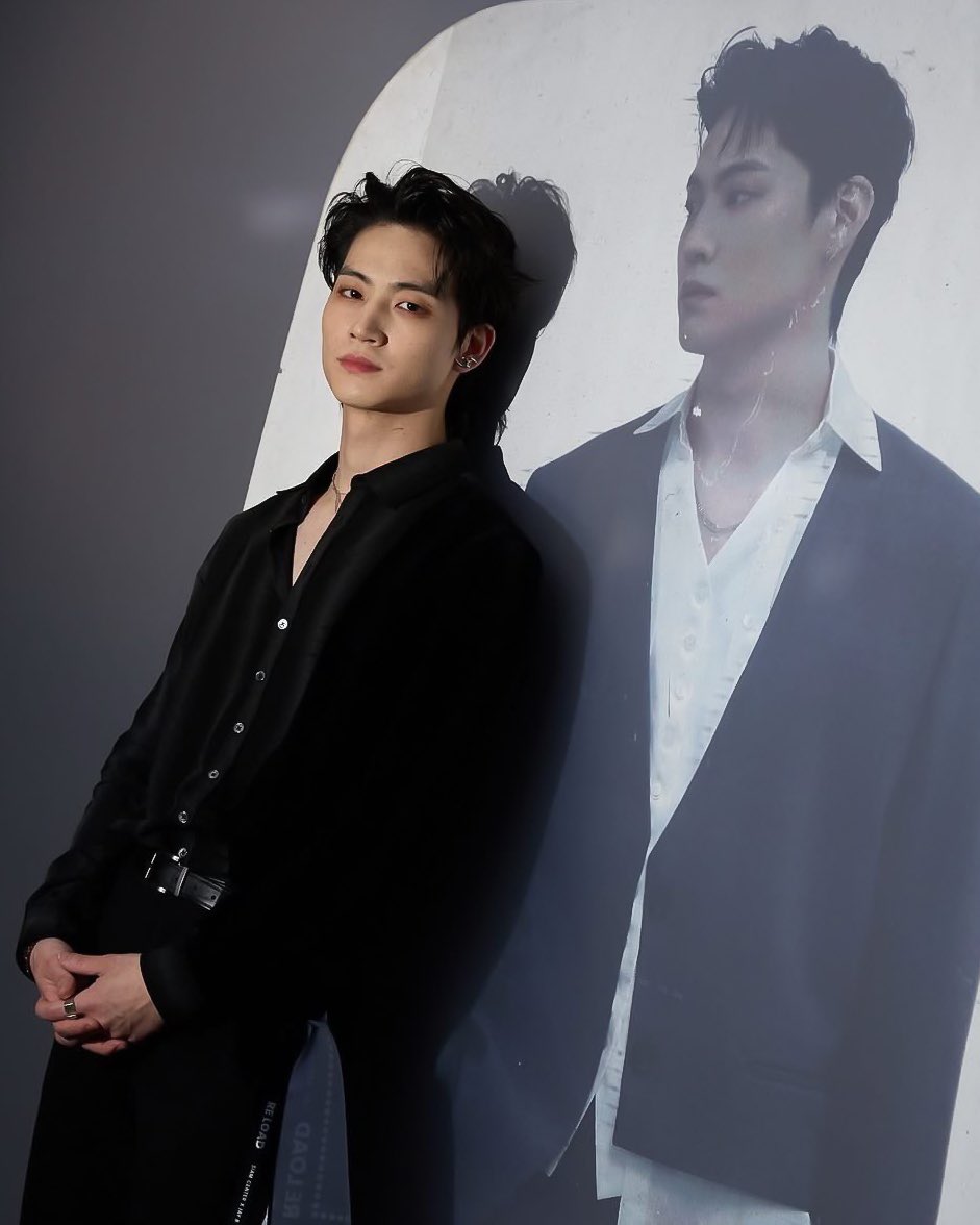 mydef_mysoul's tweet image. 📝[Article] #JAYB #Def. 

Siam Center x JAY B 
The 2nd Exhibition in Bangkok: RE LOAD

💬ถ้าเพลง Crash เป็นคน จะเป็นคนแบบไหน?
🌴ผมคิดว่าจะเป็นคนที่มีความดื้อรั้นอยู่ในตัวเอง เป็นคนที่ให้ความรู้สึกดิบและร้อนแรง แต่ไม่ใช่คนที่มีความไม่พอใจหรือบ่นอะไร…