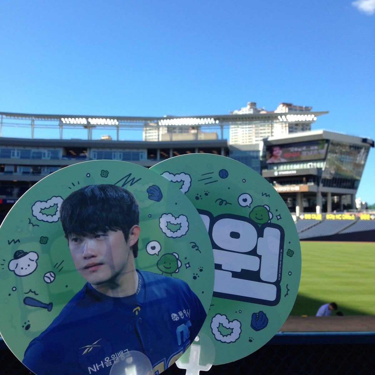 넘 이뿐 부채… 잘 쓸게요!! 최정원 화이팅!! 🩵🦖