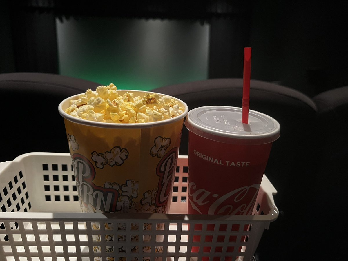 kencyoro0207's tweet image. 映画を観ながら食べるためにいつもポップコーンを買いますが、

本編まで残っていたことは、

ほぼ無い

#映画あるある
#CMで無くなるよね？
#え僕だけ？