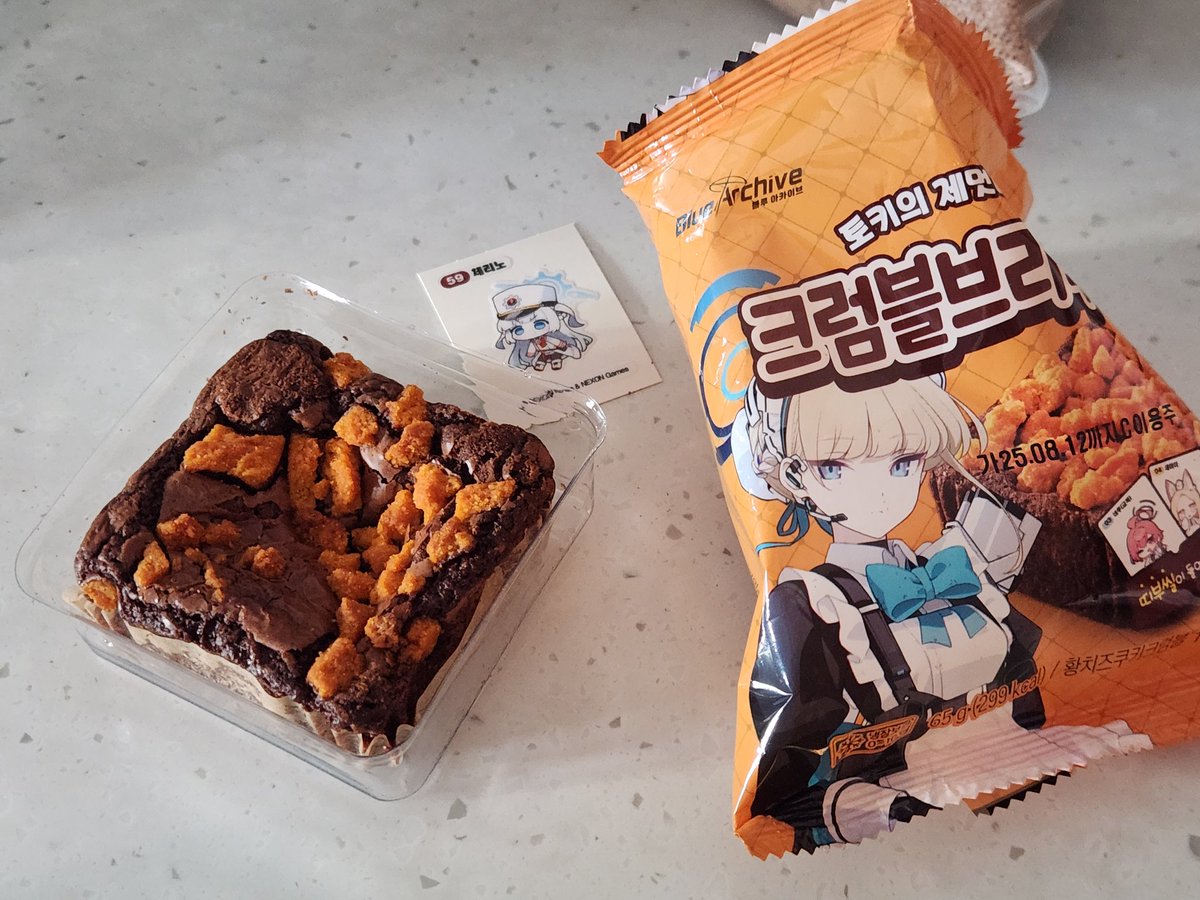 daur1390's tweet image. 아까 사온 토키빵 먹기.
순수하게 설탕덩어리라는 느낌이 들었음. 꼭 마실것과 먹을것.
띠부씰은 체리노 나옴.