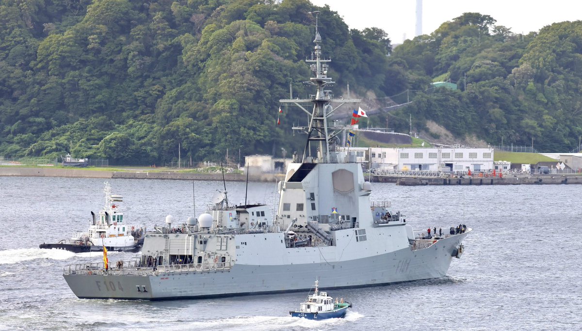REMCAT18's tweet image. スペイン海軍メンデス・ヌニェス出航。
少し変わった形のイージス艦で日本初寄港(そもそも前が131年前とか?)とあって興味津々で行ってみたらちょうど出航を撮れました(^ω^)b。今度は空母と一緒に来てね(・∀・)ノシ!