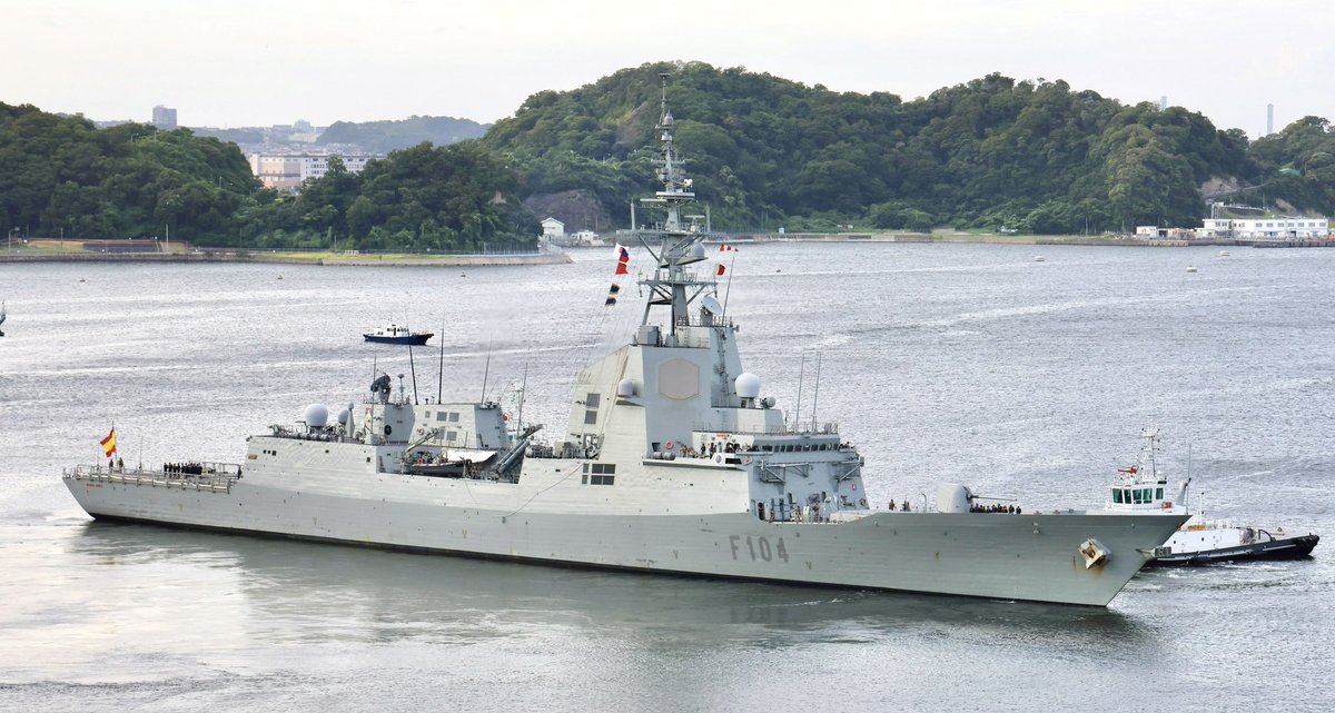 REMCAT18's tweet image. スペイン海軍メンデス・ヌニェス出航。
少し変わった形のイージス艦で日本初寄港(そもそも前が131年前とか?)とあって興味津々で行ってみたらちょうど出航を撮れました(^ω^)b。今度は空母と一緒に来てね(・∀・)ノシ!