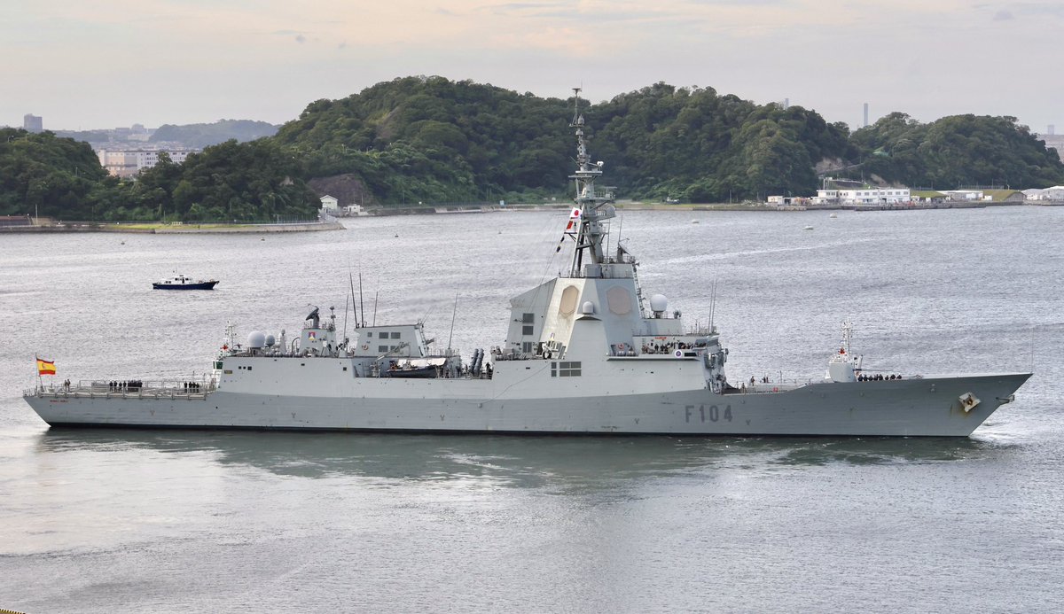 REMCAT18's tweet image. スペイン海軍メンデス・ヌニェス出航。
少し変わった形のイージス艦で日本初寄港(そもそも前が131年前とか?)とあって興味津々で行ってみたらちょうど出航を撮れました(^ω^)b。今度は空母と一緒に来てね(・∀・)ノシ!