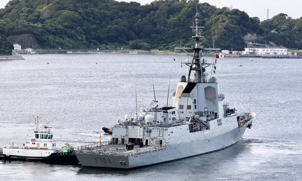 REMCAT18's tweet image. スペイン海軍メンデス・ヌニェス出航。
少し変わった形のイージス艦で日本初寄港(そもそも前が131年前とか?)とあって興味津々で行ってみたらちょうど出航を撮れました(^ω^)b。今度は空母と一緒に来てね(・∀・)ノシ!
