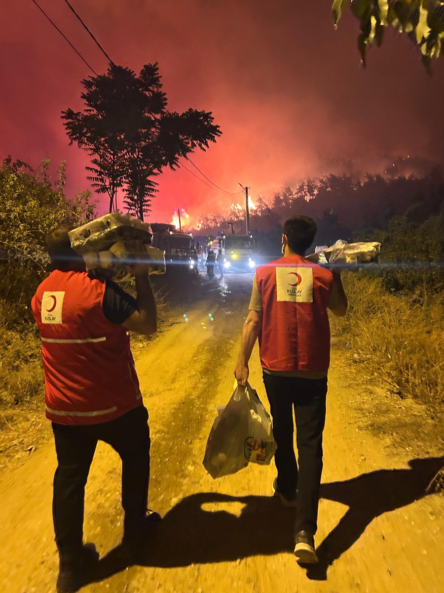 Bursa Şubemizin koordinatörlüğünde, İğdir Köyü'nde yangın söndürme çalışmalarına destek veren ekiplere ve vatandaşlarımıza su, ayran ve kumanya dağıtımı gerçekleştirdik.
Dayanışma ile yaraları birlikte sarıyoruz.

#Daimahazir🇹🇷