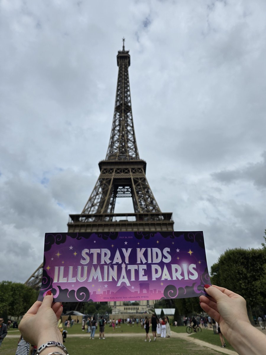 Staysunshine_8's tweet image. Stray Kids at the Eiffel Tower ✨️
#dominATE_Paris #StrayKids #StrayKids_dominATE_Paris