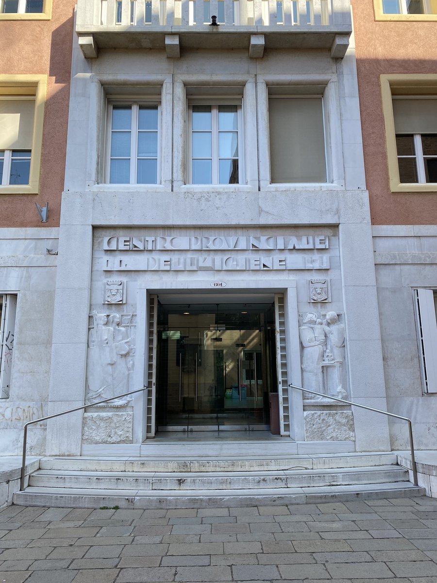 Costruito nei primi anni ‘40 come sede dell’ufficio provinciale dell’igiene, oggi accoglie gli uffici amministrativi e la segreteria studenti di #IUAV . Il progetto di ristrutturazione è stato seguito dallo studio Vittorio Gregotti &amp; associati #Venezia #Architecture