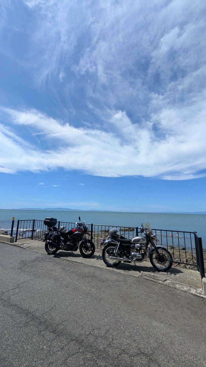 niyan_TV's tweet photo. 真夏のツーリング☀
加太まで走ったけど、思った以上に快適ライディング🏍️💨
夏の山もいいけど、夏の海も最高やん🤩✨
#ツーリング
#w650 
#vストローム 
#バイク好きな人と繋がりたい 
#よしやんOUTRIDELIFE https://t.co/Px9tureiOm