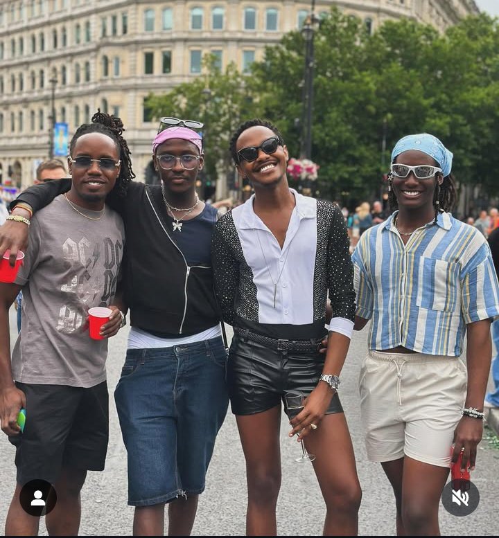 __moonshade__'s tweet image. Ubundi hari ababyeyi tuba dukwiye kujya kumavi tukabasanira kwihangana no gukomera.
Ubu nk' ababyeyi babyaye aba koko ntushobora kumva ngo agahinda kamwegetse?!!