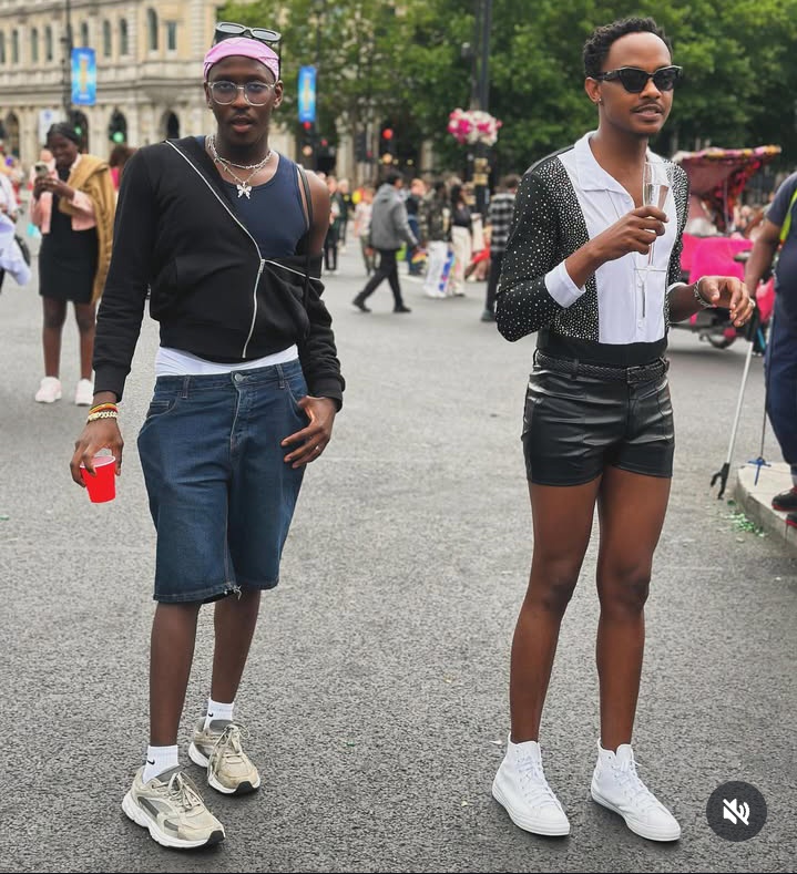 __moonshade__'s tweet image. Ubundi hari ababyeyi tuba dukwiye kujya kumavi tukabasanira kwihangana no gukomera.
Ubu nk' ababyeyi babyaye aba koko ntushobora kumva ngo agahinda kamwegetse?!!