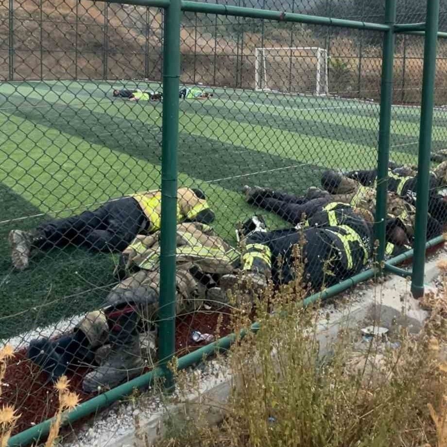 Bursa’daki yangına aralıksız 12 saat boyunca müdahale eden itfaiye personelleri halı sahada dinlendi. Her birine emekleri için çok teşekkür ederiz...