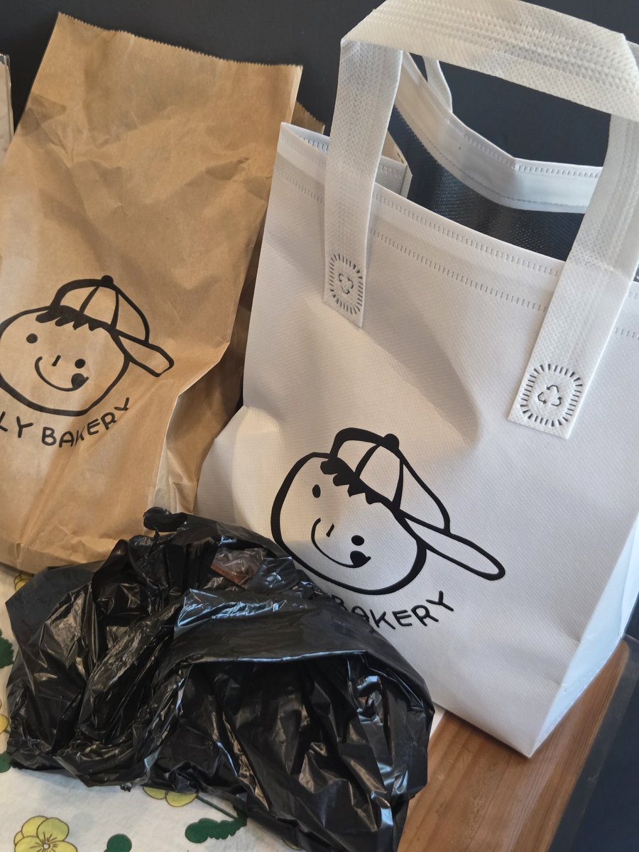 basak129's tweet image. 빵사고 고로케사고 빵사고 사과랑 오이를 사다(?)