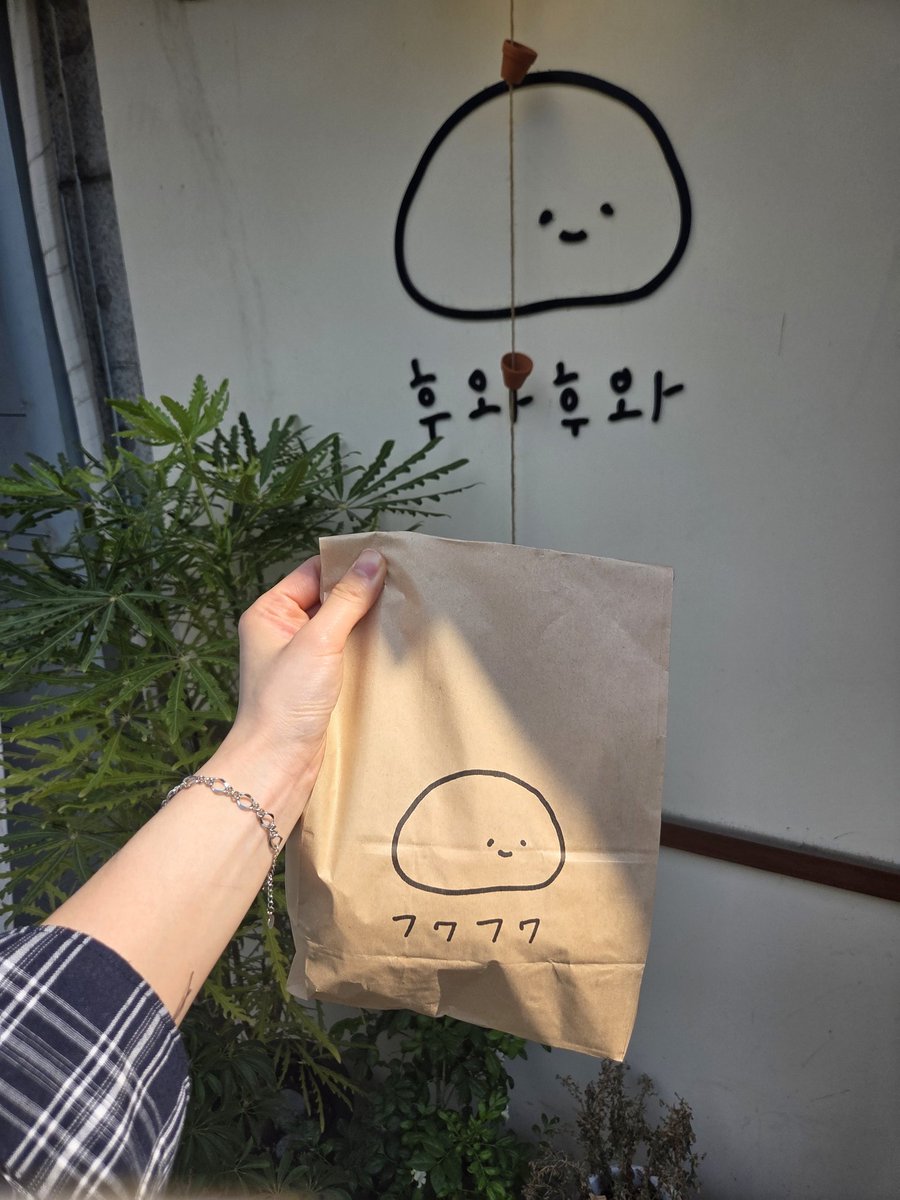 basak129's tweet image. 빵사고 고로케사고 빵사고 사과랑 오이를 사다(?)