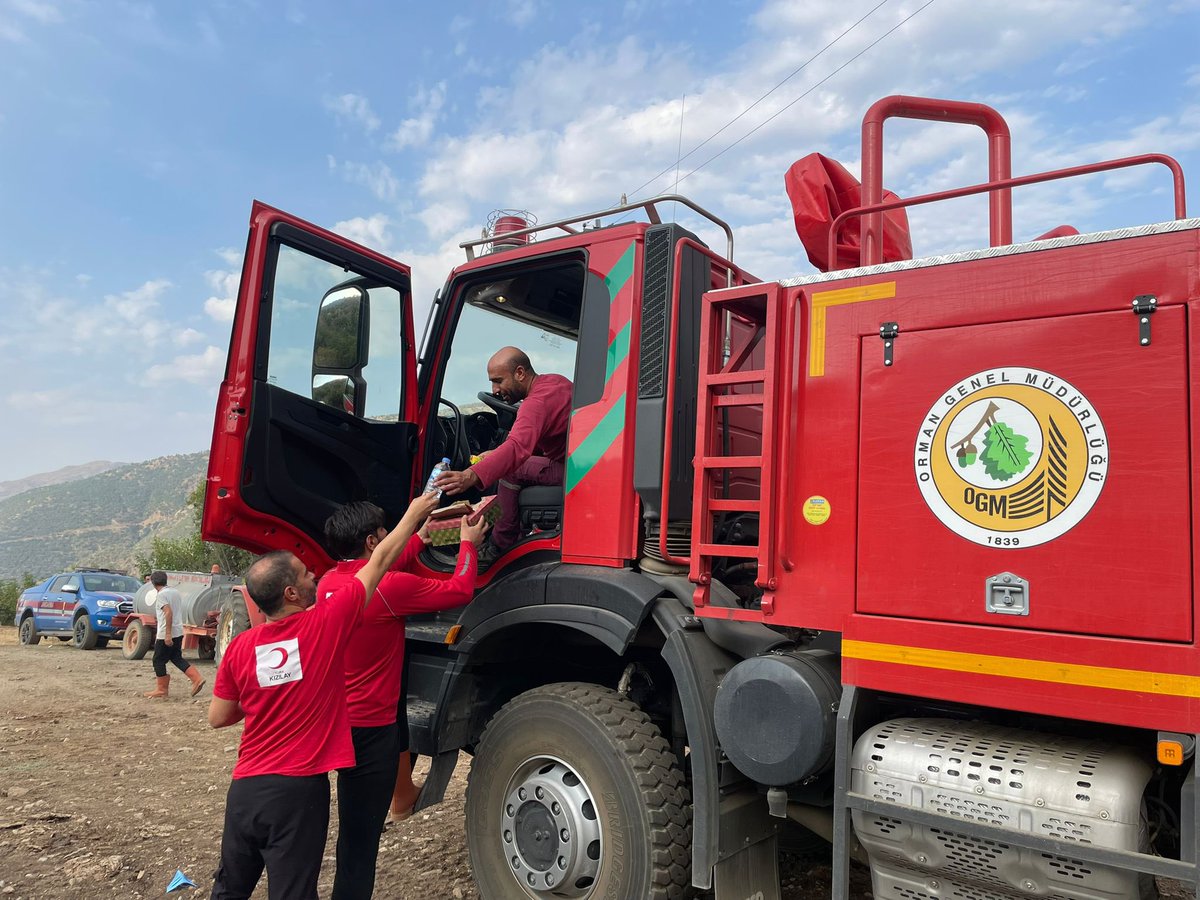 AktaEtin's tweet photo. 📍 Elazığ 
Sivrice Dikmen’de iki gündür devam eden orman yangınına müdahale eden Elazığ İtfaiyesi, Orman İşletme, Jandarma ve diğer görevli ekiplere sıcak çorba, su ve çeşitli ikramlarla beslenme desteği verdik.
Yoğun ve özverili çalışmalar sonucunda yangın kontrol altına alındı. https://t.co/NTzdmIrkJ9